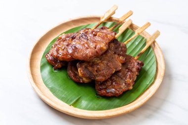 saptırılmış süt domuz beyaz yapışkan pirinç ile ızgara