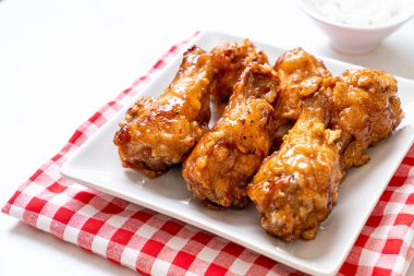 Soslu kızarmış tavuk.