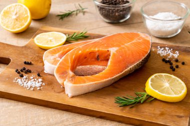 taze çiğ somon fileto biftek