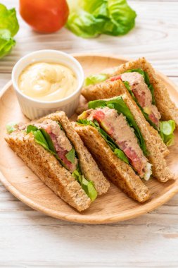 Ev yapımı ton balıklı sandviç 