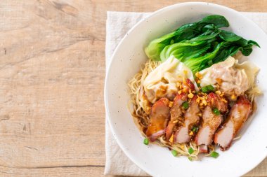 yumurta noodle ile kırmızı kavrulmuş domuz etli mantı