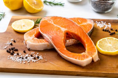 taze çiğ somon fileto biftek