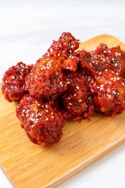 Baharatlı soslu kızarmış tavuk 