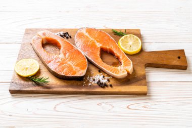 taze çiğ somon fileto biftek