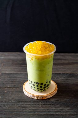 kabarcık ve bal kabarcıkları ile yeşil çay latte