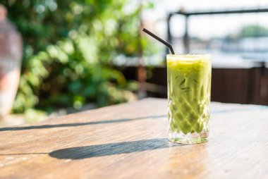 buzlu matcha yeşil çay bardağı masanın üzerine