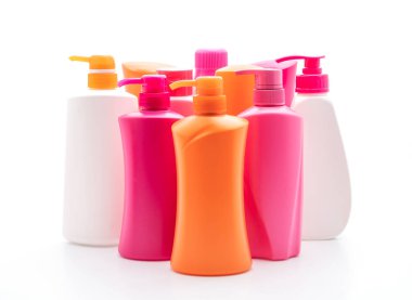 Beyaz arka plan üzerinde şampuan veya saç kremi şişe