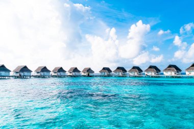 plaj ve deniz ile tropikal Maldivler tatil otel ve ada