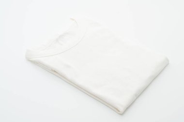 Beyaz arka plan üzerinde katlanmış t-shirt