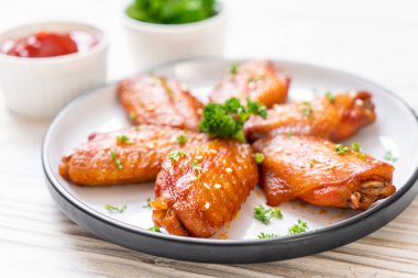 Barbekü tavuk kanatları beyaz susam ile