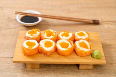 mayonez ve karides yumurta ile taze somon suşi rulo