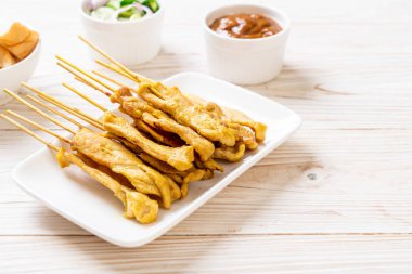 Domuz Satay-ızgara domuz fıstığı sosu veya tatlı ile servis ve 