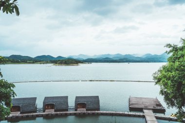 Kanchanaburi de bulutlu gökyüzü ile Srinagarind Barajı , Tayland