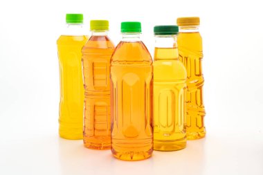 şişe buzlu çay ve yeşil çay beyaz arka plan üzerinde