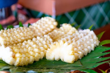 tabakta dilimlenmiş ananas