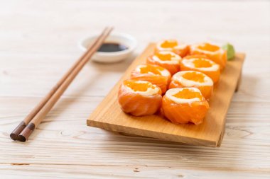 mayonez ve karides yumurta ile taze somon suşi rulo