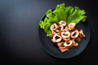 plaka üzerinde ızgara kalamar