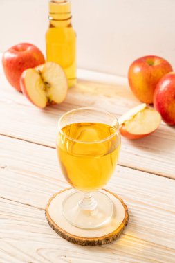 Kırmızı elma meyvesi ile elma suyu