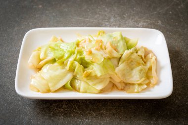 Balık soslu tavada kızartılmış lahana