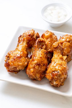 Soslu kızarmış tavuk.