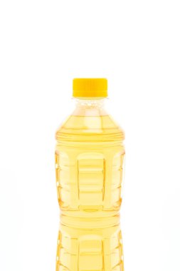 şişe buzlu çay ve yeşil çay beyaz arka plan üzerinde