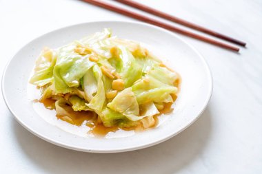 Balık soslu tavada kızartılmış lahana