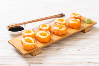 mayonez ve karides yumurta ile taze somon suşi rulo