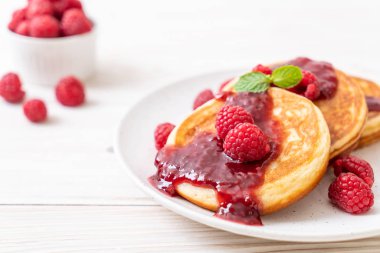 Taze ahududu ve frambuaz sos ile gözleme