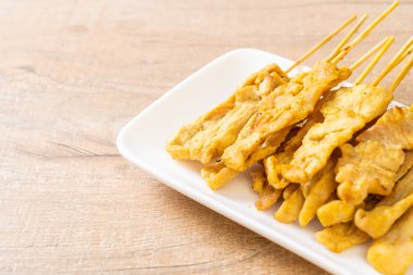 Domuz Satay-ızgara domuz fıstığı sosu veya tatlı ile servis ve 