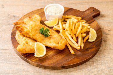 Kızartmalı balık ve patates kızartması.