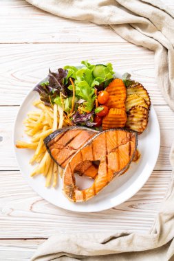 sebze ve patates kızartması ile ızgara somon biftek fileto