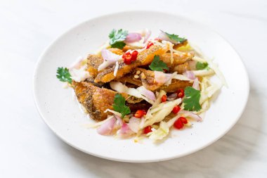 gevrek gurami balığı ile baharatlı salata