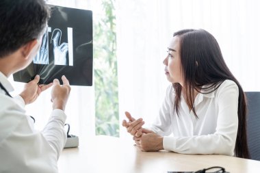 Asya Bayan hasta ve doktor görüşüyorlar