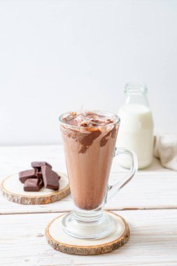 Buzlu çikolata milkshake içecek