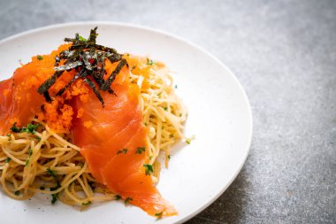 füme somon ve karides yumurta spagetti