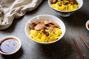 domuz eti ile Asya tavada kızartılmış erişte