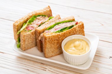 Ev yapımı ton balıklı sandviç 