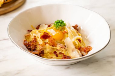 yumurta ve peynir ile Carbonara spagetti