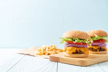 taze lezzetli biftek burger peynir ve patates kızartması