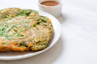  Kızarmış yumurta ve baharatlı karides hamur tırmanma