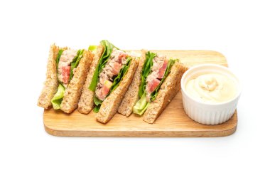 Beyaz arka planda ev yapımı tuna sandviç
