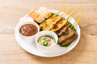 Fıstık sosu ve turşu ile domuz Satay cucumbe olan