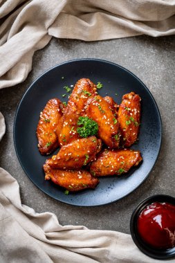 Barbekü tavuk kanatları beyaz susam ile