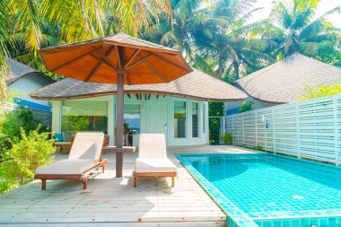 Maldivler yüzme havuzu ve deniz arka plan ile plaj sandalyesi