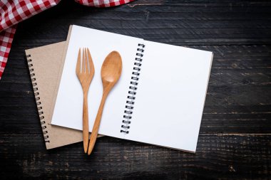 metin Not kopya sapce ile ahşap yüzeyde için boş defter