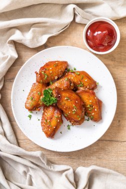 Barbekü tavuk kanatları beyaz susam ile