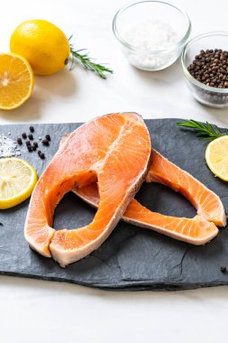 taze çiğ somon fileto biftek