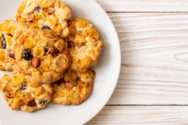 Mısır gevreği üzüm ve badem ile kurabiye