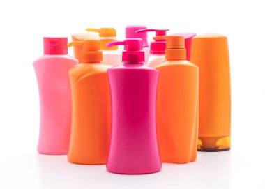 Beyaz arka plan üzerinde şampuan veya saç kremi şişe