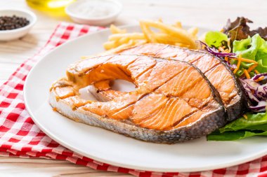 patates kızartması ile ızgara somon biftek fileto